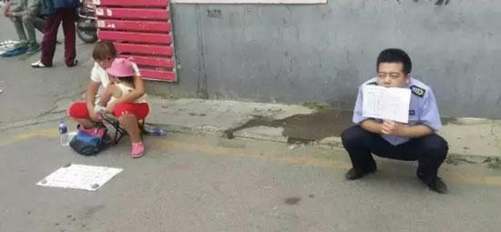 調(diào)皮保安舉牌揭騙 醫(yī)院允許你這樣賣(mài)萌嗎！